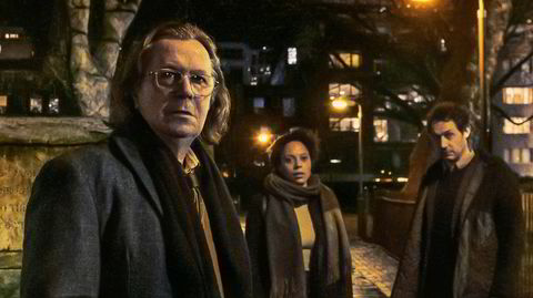 Gary Oldman (fra venstre), Rosalind Eleazar og Dustin Demri-Burns i tv-serien «Slow Horses».