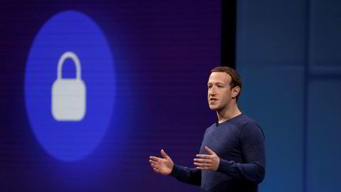 Mark Zuckerbers Facebook har fått den første boten i Cambridge Analytica-skandalen.