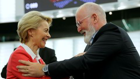Onsdag ble den nye Europakommisjonen, med president Ursula von der Leyen i spissen, godkjent av Europaparlamentet. Her gleder hun seg sammen med visepresident Frans Timmermans, som har ansvaret for den nye kommisjonens satsing på klima.