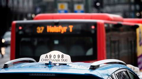 Regjeringen vil gjeninnføre krav til taklampe på drosjer.