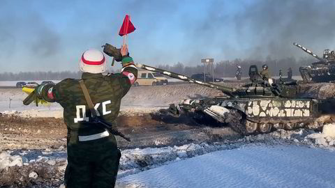 Bildet fra det russiske forsvarsdepartementet er opplyst å vise tilbaketrekking av russiske styrker til Russland etter en militærøvelse i Hviterussland. Disse opplysningen er ikke uavhengig bekreftet, og Nato hevder Russland bygger opp langs grensen til Ukraina.
