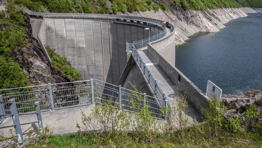 Kraftverk på Sunnmøre må slippe ut vann – ber om flere strømkabler | DN