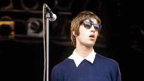 Dynamisk. En litt verdig variant av Liam Gallagher, og kanskje litt 2024-variant? Her er vokalisten på scenen under Glastonbury-festivalen i 1994, for 30 år siden.