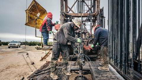 Oljearbeidere på det gigantiske Permian-­fel­tet i USA. Den amerikanske produksjonen øker, og det vil bidra til å dempe oljeprisoppgangen selv om det globale markedet fortsatt er stramt, spår IEA.