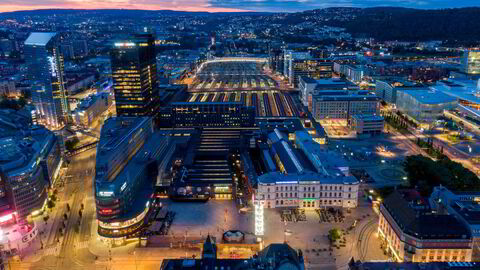 Fredag legger SSB frem ferske tall for detaljhandelen i Norge. Her ses Jernbanetorget og Oslo sentralstasjon.