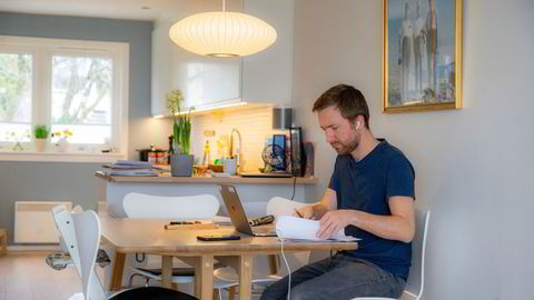 Noen har god plass hjemme og lang reisevei, slik at hjemmekontor et par dager i uken oppleves som et gode; andre har for liten plass og for lite ro, skriver Jens Middborg. Illustrasjonsfoto.