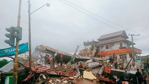 Innbyggere i Mamuju på Sulawesi i Indonesia undersøker skadene etter jordskjelvet fredag.