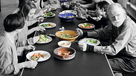 Oppskrift. Økologisk lunsj rundt samme bord er en viktig ingrediens i studioet til kunstner Olafur Eliasson. Foto: Phaidon