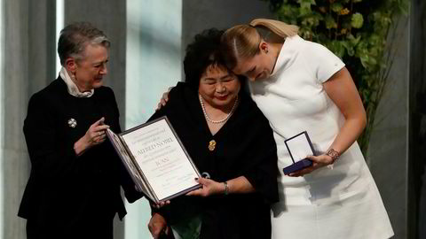 Berit Reiss-Andersen gir prisen til Hiroshima-overlever Setsuko Thurlow og leder i ICAN, Beatrice Fihn.