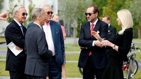 Gerhard Heiberg var sjef i Aker Norcem før Kjell Inge Røkkes tid. Her deltar Heiberg (nummer to fra venstre), sammen med Karl Glad, Kjell O. Kran, Kjell Inge Røkke og Anne Grete Eidsvig under åpningen av skulpturparken ved hovedkontoret til Aker på Fornebu.