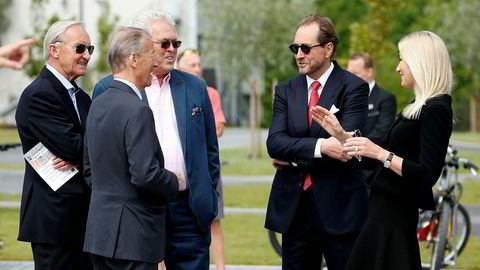 Gerhard Heiberg var sjef i Aker Norcem før Kjell Inge Røkkes tid. Her deltar Heiberg (nummer to fra venstre), sammen med Karl Glad, Kjell O. Kran, Kjell Inge Røkke og Anne Grete Eidsvig under åpningen av skulpturparken ved hovedkontoret til Aker på Fornebu.