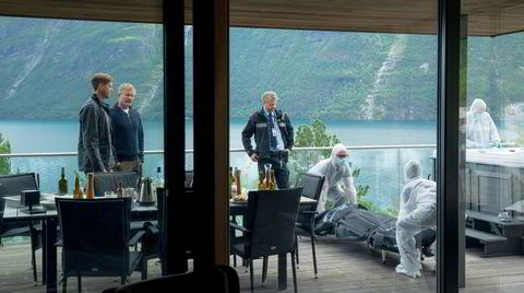 Asgeir (Pål Sverre Hagen, fra venstre) er politimann under vitnebeskyttelse. Cv-en hans vekker mistanker hos lensmann Siem (Henrik Mestad).