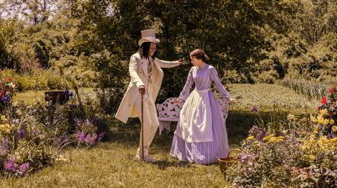 Lek med døden. ­Rapperen Wiz Khalifa og ­skuespiller ­Hailee Steinfeld i rollen som henholdsvis ­døden og Emily ­Dickinson i tv-­serien «Dickinson».