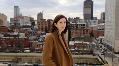 Liz Moore er bosatt i Philadelphia, der «Lang lysende elv» utspiller seg. Den er solgt til 19 land.