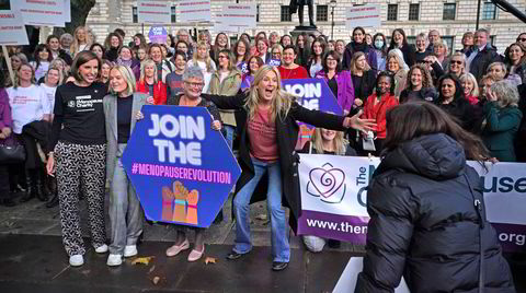 Menopause-aktivister, blant andre lege Dr. Louise Newson, journalist Mariella Frostrup, Labour-politiker Carolyn Harris og modell Penny Lancaster, samlet seg i fjor høst utenfor parlamentsbygget i London for å kreve at menopausal hormonterapi gis på gratis resept.