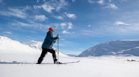 Solbjørg Kvålshaugen går gjerne på topper, men skjønner ikke helt poenget med å samle på dem. Her er hun på islagte Bygdin med 2000-meterstoppen Galdeberg i bakgrunnen til venstre.