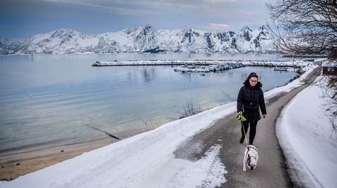 Elena Bejenaru lufter hunden sin mens hun venter på at fiskerne skal komme inn med fangsten til Myre fiskemottak.