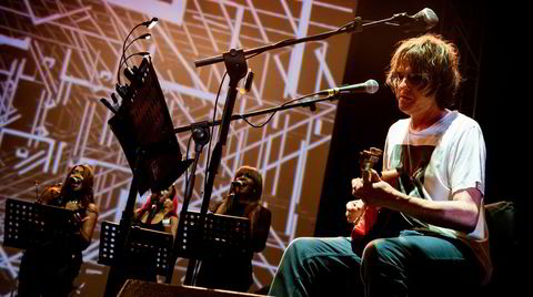 Jason Pierce i Spiritualized på scenen i Palermo, i år ett før Korona.