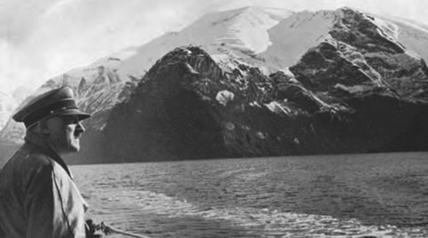 Adolf Hitler i Sognefjorden 1934, dokumentert av fotografen Heinrich Hoffmann, som fanger opp kontrastene mellom den norske naturens dramatikk og den tyske militærmaktens industrielle ressurser.