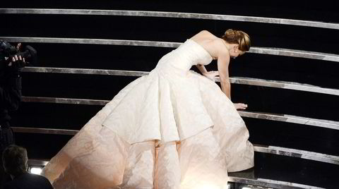Fallen. Jennifer Lawrence var bare 22 år gammel da hun vant sin første Oscar-statuett, i kategorien «beste skuespillerinne». På veien opp til scenen falt hun – og sjarmerte seere over hele verden.