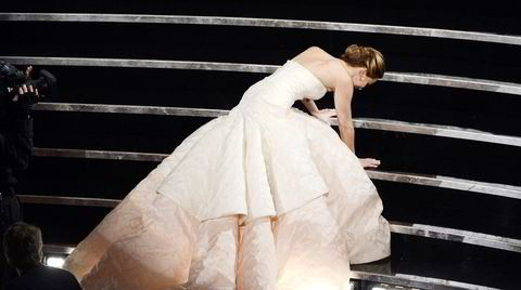 Fallen. Jennifer Lawrence var bare 22 år gammel da hun vant sin første Oscar-statuett, i kategorien «beste skuespillerinne». På veien opp til scenen falt hun – og sjarmerte seere over hele verden.