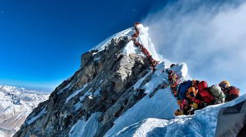 Travelt på toppen. Nirmal Purja var ikke alene på vei opp Mount Everest 22. mai 2019 – men han var ganske sikkert blant de raskeste. I Netflix-filmen «14 topper – ingenting er umulig» bestiger han verdens høyeste fjelltopper i rekordtempo.