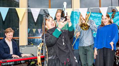 Festivalsjef Trude Storheim spretter champagnen på gjenåpningsdagen i september, foran studenter fra Jazzlinja på NTNU i Trondheim.