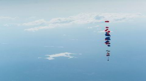 Forskjellig utstyr. Aleksander Gamme har gjennomført mange spesielle ekspedisjoner verden rundt. Som her, da han fløy med heliumballonger 4000 meter over Elverum. Og så hoppet med fallskjerm ned igjen.