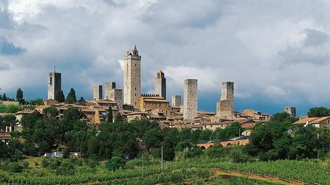 Gammelt og nytt. San Gimignanos særpregede tårnarkitektur fra middelalderen har gjort byen berømt og gitt den plass på Unescos verdensarvliste. Mindre kjent er det at den lille byen med det frodige toskanske omlandet også kan by på samtidskunst av høy kvalitet.
