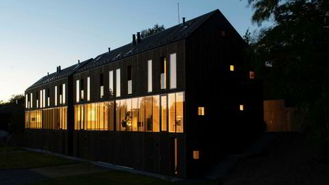 Tiden det tar. – Hvis man skal lage fin arkitektur, er det å ha god tid viktig, sier Reiulf Ramstad. Han har tegnet to nye tomannsboliger på Høybråten i Oslo, et prosjekt han begynte på i 2013.