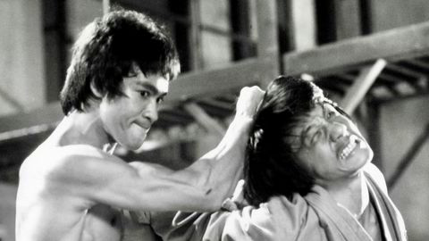 Ny hårsveis. Bruce Lee drar skuespiller Jackie Chan etter håret i filmklassikeren «Enter the Dragon» (1973).