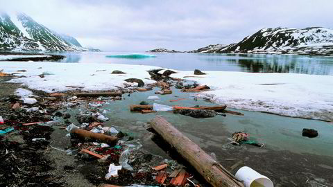 Jonas Gahr Støre vil ha en internasjonal dugnad for å få bukt med forsøplingen av havet, og en nasjonal dugnad for å kartlegge polhavet. Konsekvensene av ikke å gjøre noe, kan bli som dette der plast og nett fra det nordlige Atlanterhavet har endt opp sammen med tømmerstokker fra Sibiria på en strand på Danskøya på Svalbard.