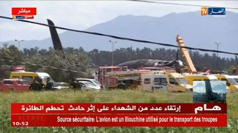 Bildet viser at nødtjenestene har kommet frem til flyvraket i Algerie. Alle de 181 ombord skal være omkommet i styrten.