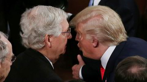 President Donald Trump konfererer med senator Mitch McConnel etter State of the Union-talen. Trump har nå full kontroll på Det republikanske partiet.