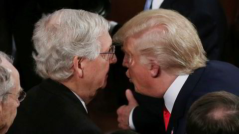 President Donald Trump konfererer med senator Mitch McConnel etter State of the Union-talen. Trump har nå full kontroll på Det republikanske partiet.