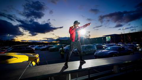Hiphopgruppen Klovner i Kamp sang for 200 biler under Norges første en drive in-konsert på en parkeringsplass i Lillestrøm. Koronakrisen har sørget for at artist-Norge stadig finner på nye kreative metoder for å holde konserter.