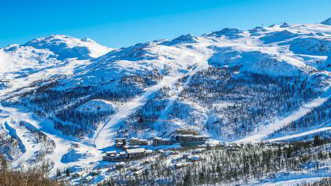 Leilighetsanlegget Skigaarden her midt i alpinbakken i Hemsedal er utviklet av Erik Teigen som slår alarm om at veldig mange sesongarbeidere i reiselivet ikke får en krone fra staten når de nå blir permittert.