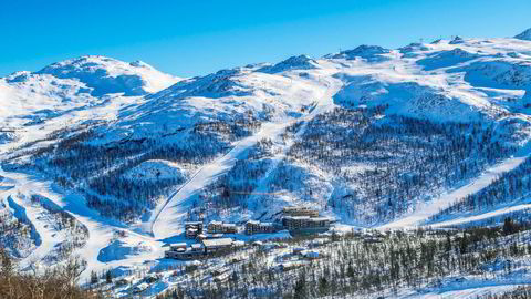 Leilighetsanlegget Skigaarden her midt i alpinbakken i Hemsedal er utviklet av Erik Teigen som slår alarm om at veldig mange sesongarbeidere i reiselivet ikke får en krone fra staten når de nå blir permittert.