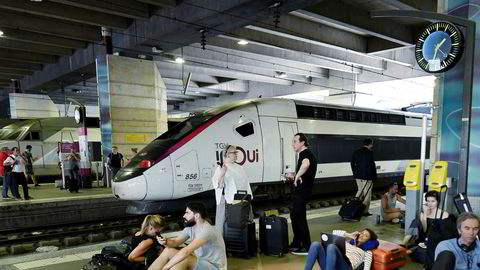Det er store problemer med togtrafikken i Paris. Her venter reisende på togstasjonen Montparnasse i den franske hovedstaden.