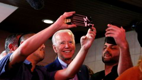I løpet av tre døgn har situasjonen endret seg for presidentkandidat Joe Biden. Han har drevet valgkamp til siste minutt i delstaten California, hvor konkurrenten Bernie Sanders i flere måneder har ledet på meningsmålingene. Her tar Biden selfie sammen med kunder på Roscoe's Chicken and Waffles i Los Angeles tirsdag kveld.