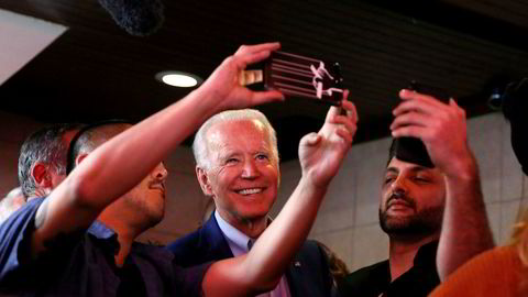 I løpet av tre døgn har situasjonen endret seg for presidentkandidat Joe Biden. Han har drevet valgkamp til siste minutt i delstaten California, hvor konkurrenten Bernie Sanders i flere måneder har ledet på meningsmålingene. Her tar Biden selfie sammen med kunder på Roscoe's Chicken and Waffles i Los Angeles tirsdag kveld.