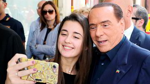 Mange italienere vil fortsatt ta en selfie sammen med Silvio Berlusconi, som langt fra er ferdig i italiensk politikk. Et nyvalg kan åpne for at han kommer tilbake som statsminister, for fjerde gang.