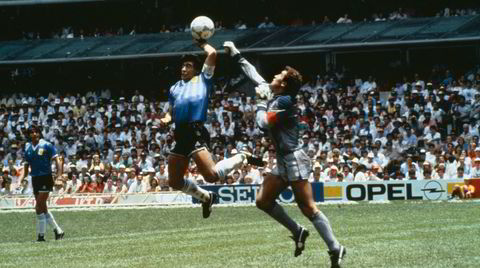 Guds hånd. Diego Maradona (1960–2020) utmanøvrerer Peter Shilton og resten av England under kvartfinalen i Mexico-VM. «Guds hånd»-scoringen er et av tidenes mest kjente fotballøyeblikk – men det var langt mer sto på spill i oppgjøret mellom Argentina og England i 1986.