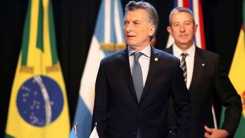 Argentina's president Mauricio Macri med senator Julio Cobos. Argentina topper listen over høye styringsrenter.