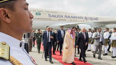Den saudiarabiske kongen har med seg et følge på over 1500 – og egen rulletrapp under en månedslang gjennomreise i Asia.