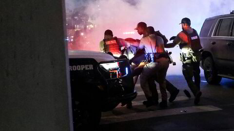 Politiet pågriper en person under en demonstrasjon i solidaritet med protestene i Los Angeles mot føderale innvandringsrazziaer, i Austin, Texas.