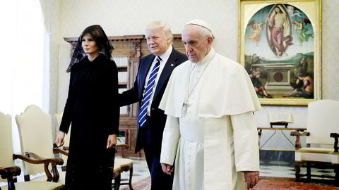 Onsdag møttes Donald Trump (i midten) og pave Frans for første gang. Det er protokoll at kvinner dekker håret med slør under besøk i Vatikanet, slik førstedame Melania Trump gjorde.