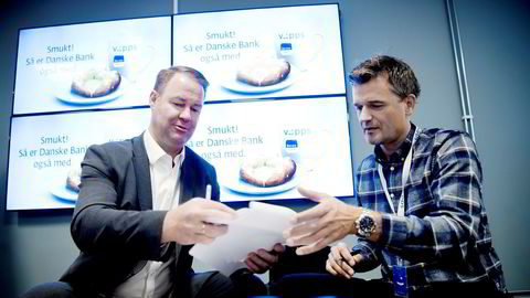 Smukt! Trond Mellingsæter (til venstre), sjef i Danske Bank, og Vipps-sjef Rune Garborg signerte samarbeidsavtale fredag. Inntil da har de vært heftige konkurrenter på markedet for mobilbetaling.