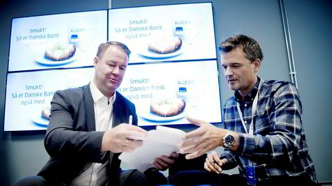Smukt! Trond Mellingsæter (til venstre), sjef i Danske Bank, og Vipps-sjef Rune Garborg signerte samarbeidsavtale fredag. Inntil da har de vært heftige konkurrenter på markedet for mobilbetaling.