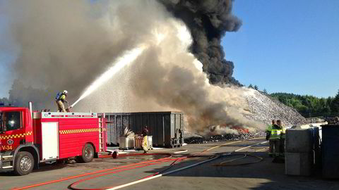 140 tonn elektroavfall brant opp ved avfallsbedriften Revac i Vestfold i 2014. Nå er tre personer dømt til ubetinget fengsel.